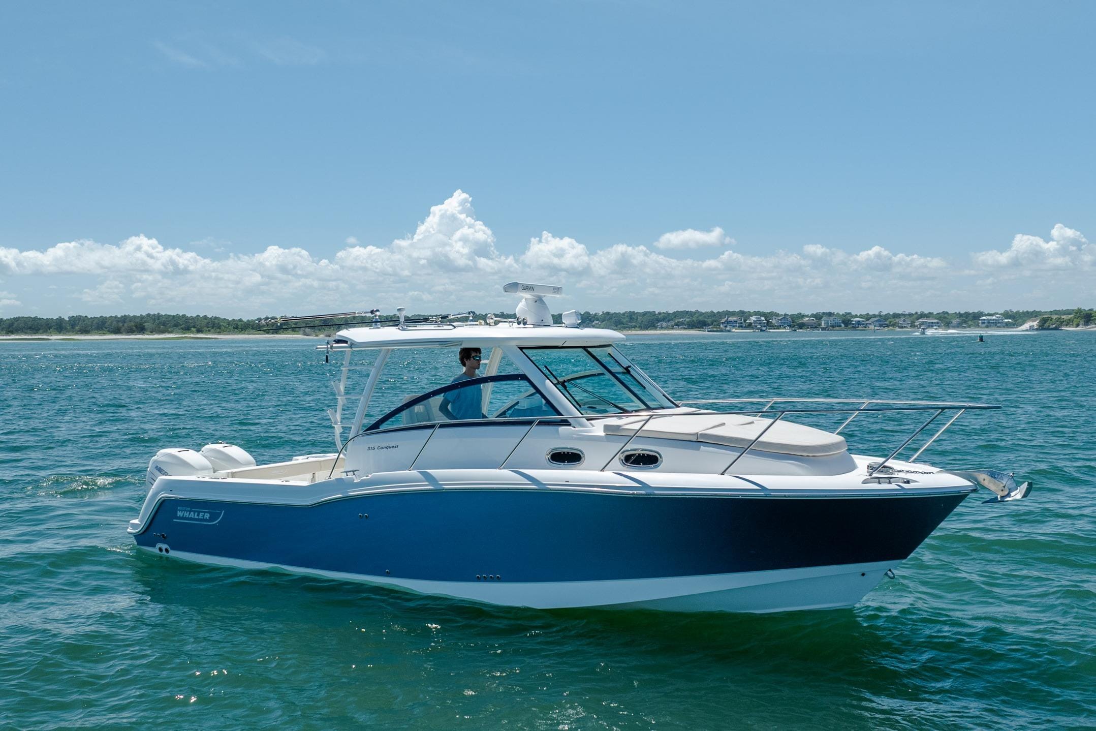2017 Boston Whaler 315 Conquest