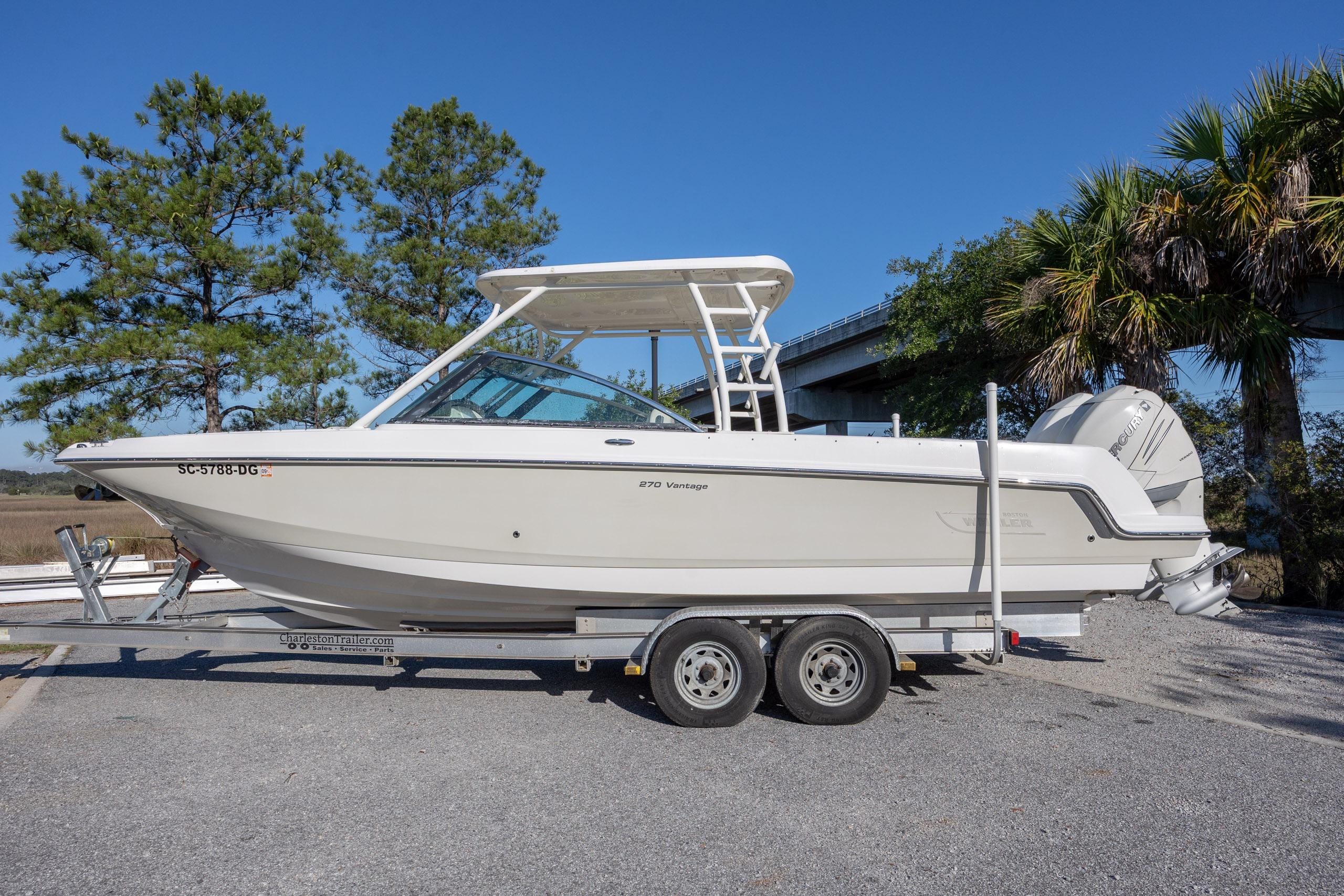 2017 Boston Whaler 270 Vantage
