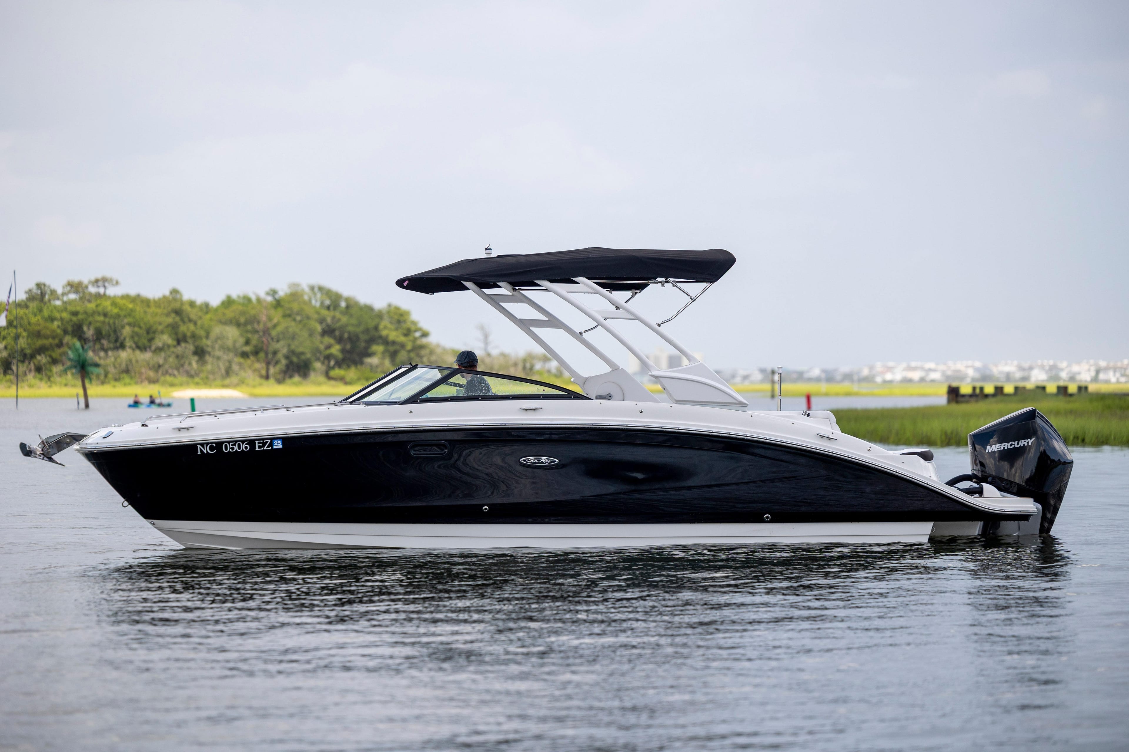 2023 Sea Ray SDX 270 Outboard