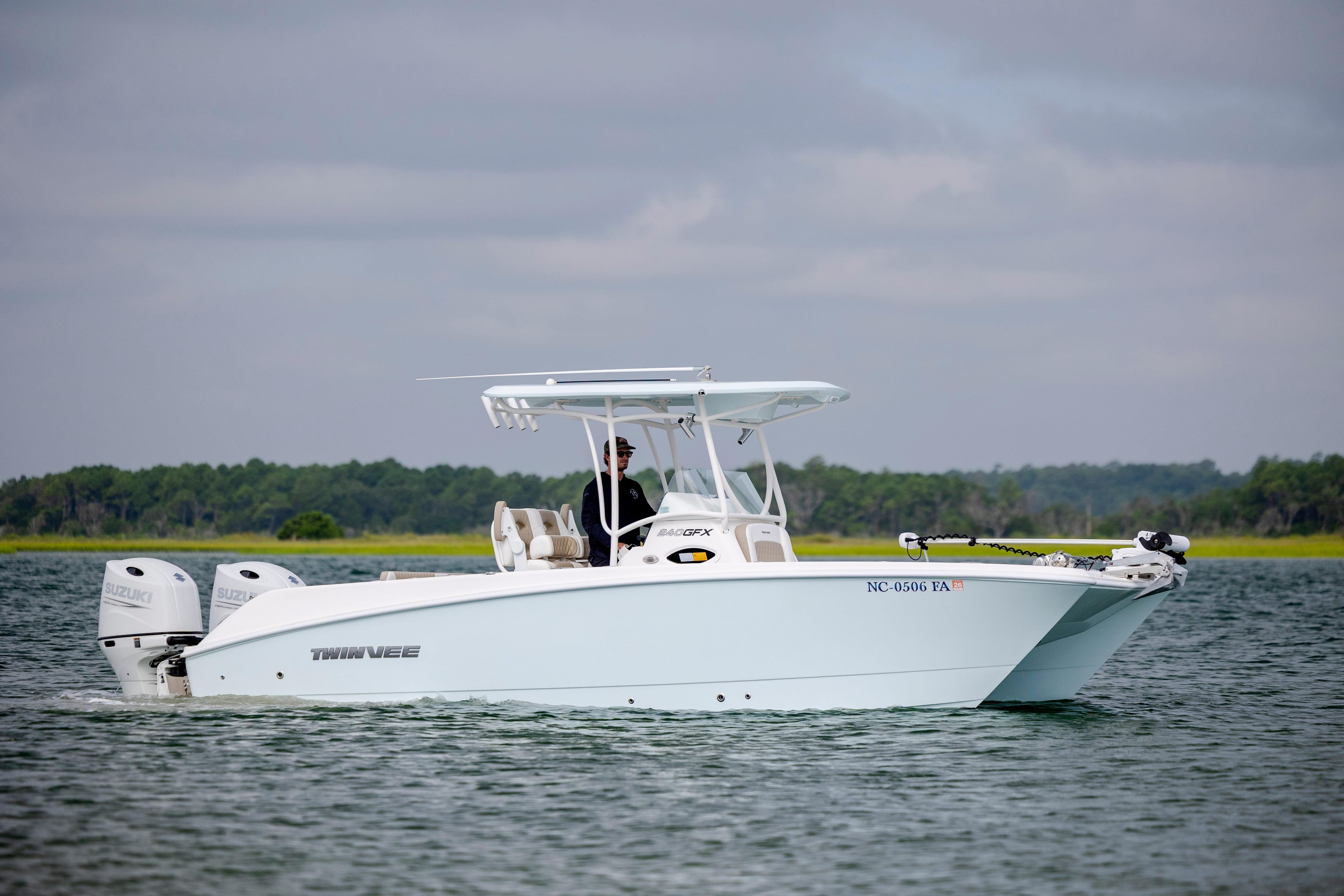2023 Twin Vee 240 GFX CC